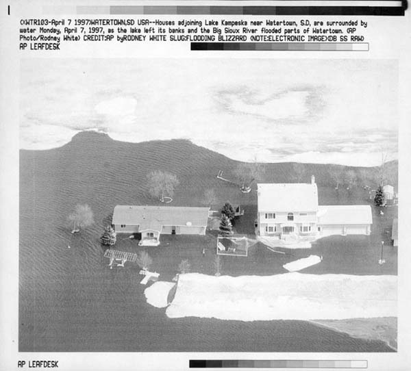 houses_on_Lake_Kampeska